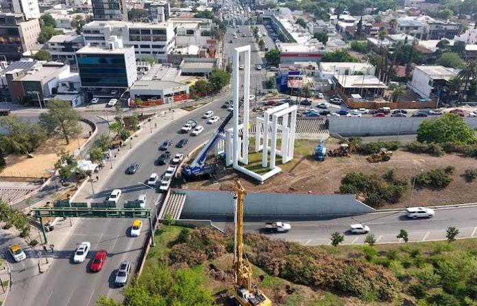 Inicia San Pedro reubicación de emblemática escultura Los Tubos