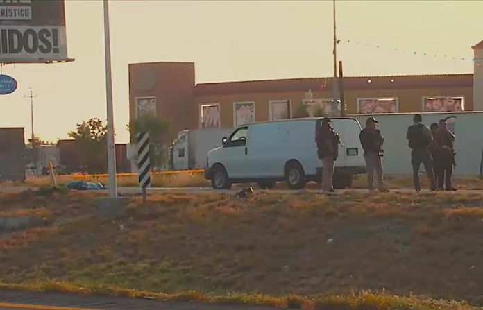 Tiroteo en autopista deja un policía muerto y carretera colapsada