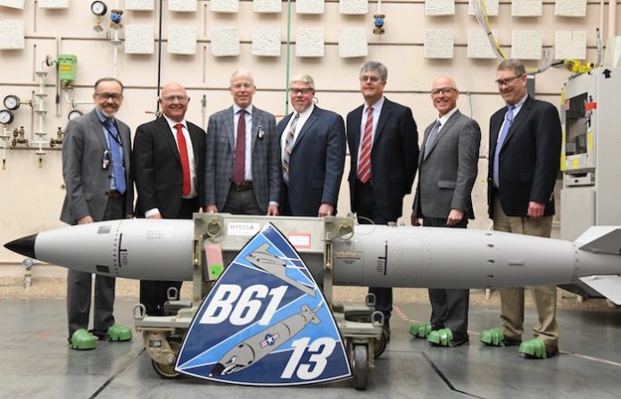 EU termina de ensamblar antes de plazo la nueva bomba nuclear B61-13