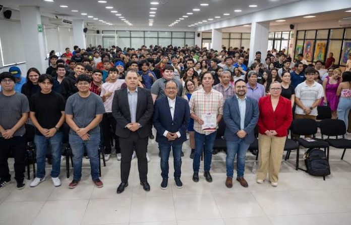 Acción Poética motiva a universitarios de Escobedo