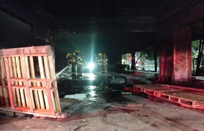 Capturan a dos sujetos por incendiar bodega en el centro de Monterrey