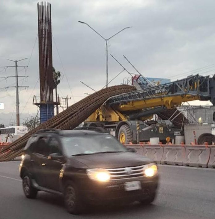 Video: Colapsa columna de varillas de obra del Metro