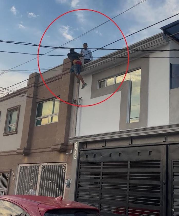 Evitan policías tragedia en Monterrey: detienen a hombre que intentó lanzarse desde una azotea