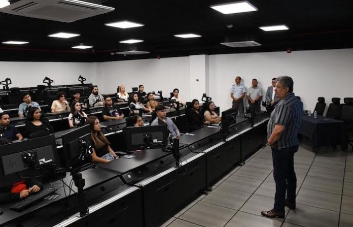 Universitarios de Criminología visitan C4 y reciben invitación para unirse a la Policía de Monterrey