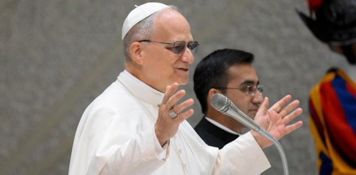 León XIV llama a tender puentes dentro de la Iglesia católica