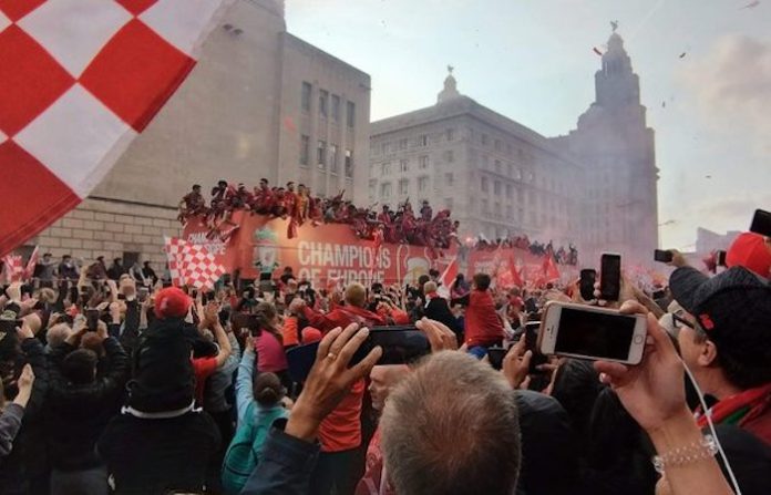 Atropellamiento en Liverpool deja más de 45 personas lesionadas