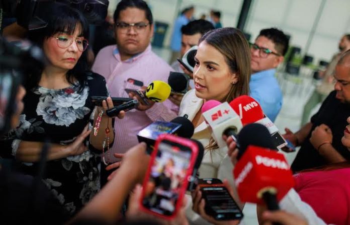 Lorena de la Garza exige a FEDENL actuar por sentencias contra Samuel García