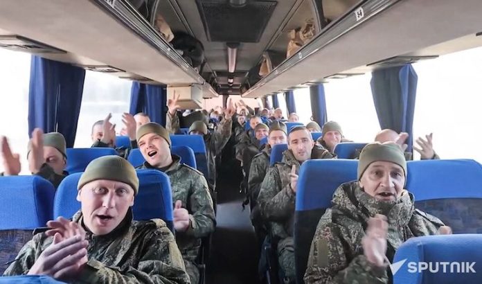 Rusia y Ucrania completan un intercambio de prisioneros de 1.000/1.000 personas, según el Ministerio de Defensa