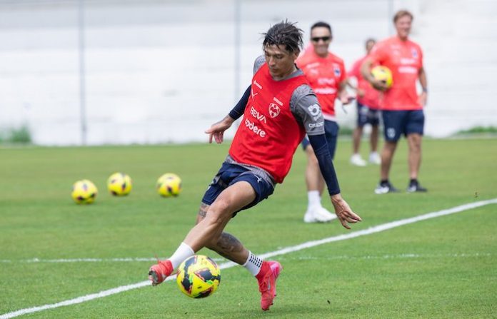 Domènec Torrent inicia su ciclo con Rayados bajo la mirada del plantel completo
