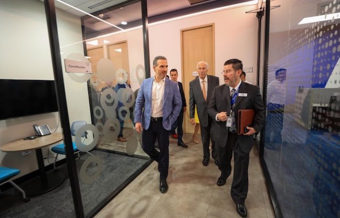 Inaugura Adrián de la Garza oficinas de empresa financiera internacional en Monterrey