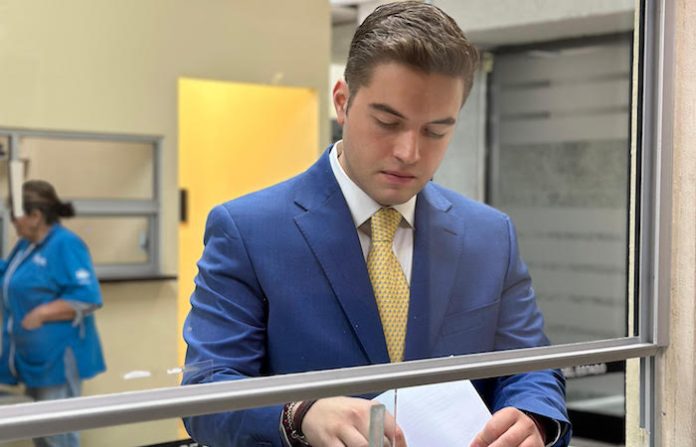 Propone Jesús Elizondo incluir alfabetización digital crítica en escuelas de Nuevo León