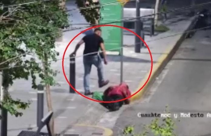 Pide dinero y le dan cambio hasta de más…lo agarran a patadas