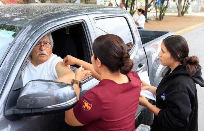 Guadalupe implementa vacunación sin bajar del auto en Linda Vista
