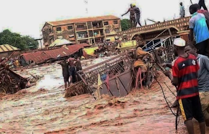Superan los 150 las víctimas mortales de la inundación en Nigeria