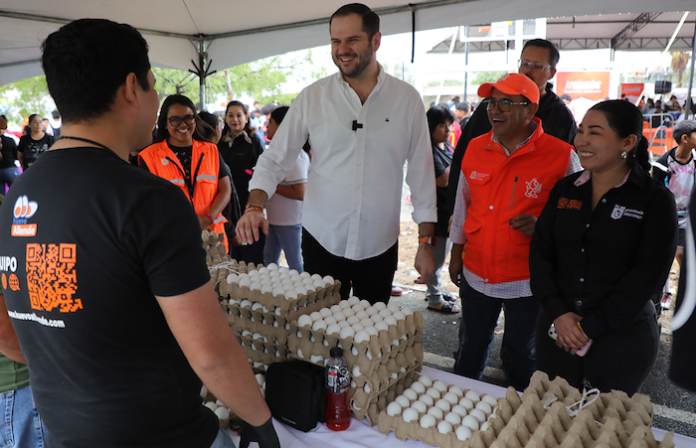 Llega mercado solidario con productos locales y servicios estatales a colonia popular