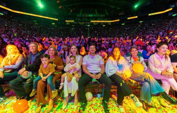 Samuel y Mariana llevan fiesta infantil a la Arena Monterrey con concierto masivo