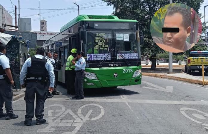 Video: Violencia en el transporte: pasajero agrede a chofer por negativa a aceptar tarjeta de prepago