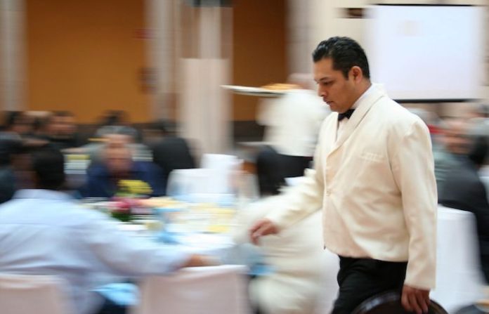 Trabajadores de propinas libres de impuestos: PRI logra protección en reforma laboral
