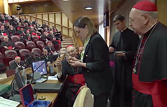 El Vaticano anula dos símbolos del poder del Papa: el sello y el anillo del Pescador