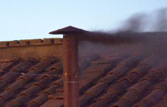 Sale fumata negra de la chimenea de la Capilla Sixtina, el cónclave aún no eligió papa
