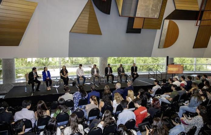 UDEM alberga histórico diálogo con candidatos judiciales