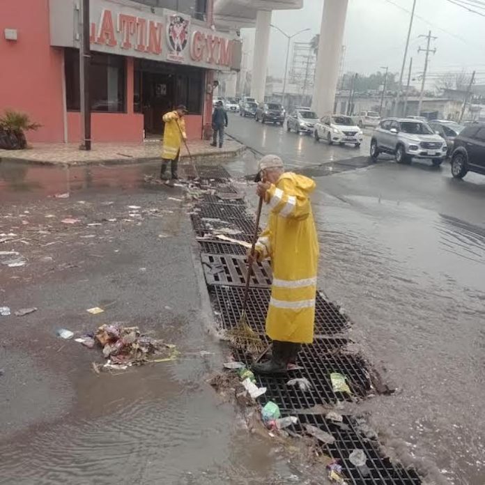 Monterrey implementa operativo integral de limpieza en pluviales ante lluvias