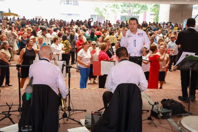 Celebran 45 años de la Gran Orquesta de Monterrey con emotivo baile de gala
