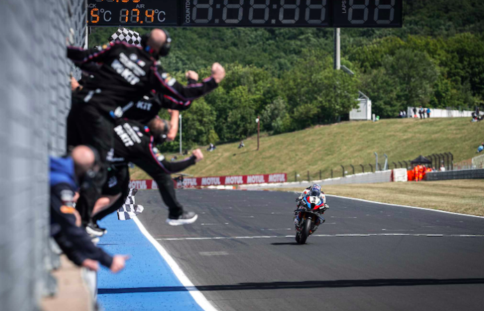 Razgatlioglu demuestra su dominio en el WorldSBK, casi logra el hat-trick en Most