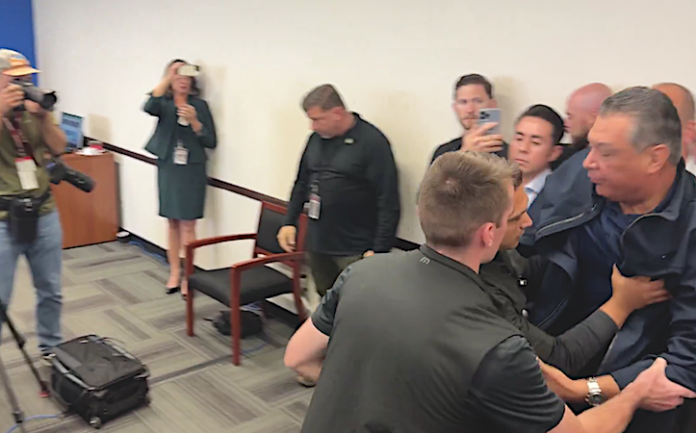 Video: Senador demócrata es sacado a la fuerza y esposado tras interrumpir conferencia de Noem