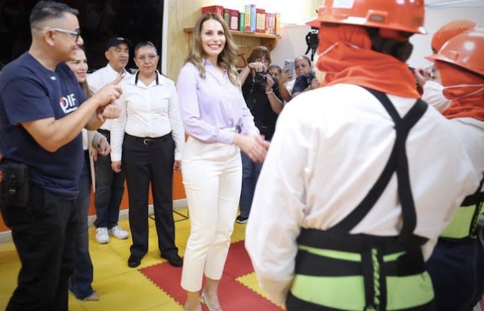 Colaboran DIF Monterrey y Grupo Bimbo para la inclusión a la empresa de personas con discapacidad auditiva