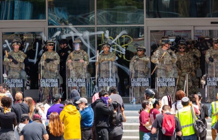 Arrestos masivos en el centro de Los Ángeles por violación del toque de queda