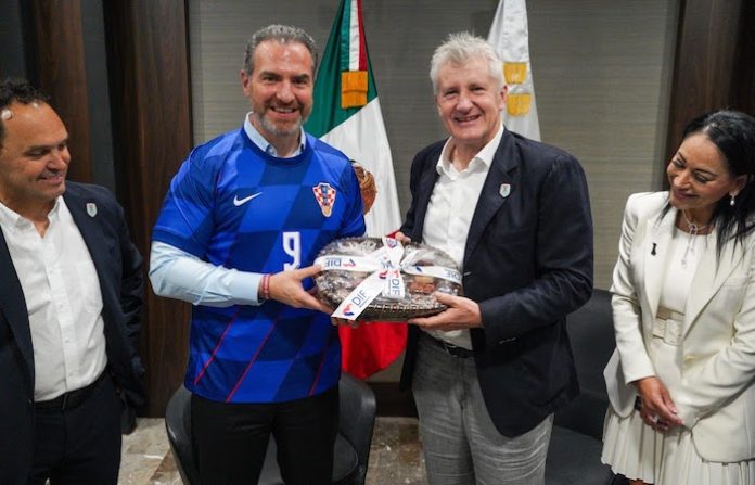 Dialoga ex delantero Davor Šuker con el alcalde de Monterrey sobre el próximo mundial de futbol
