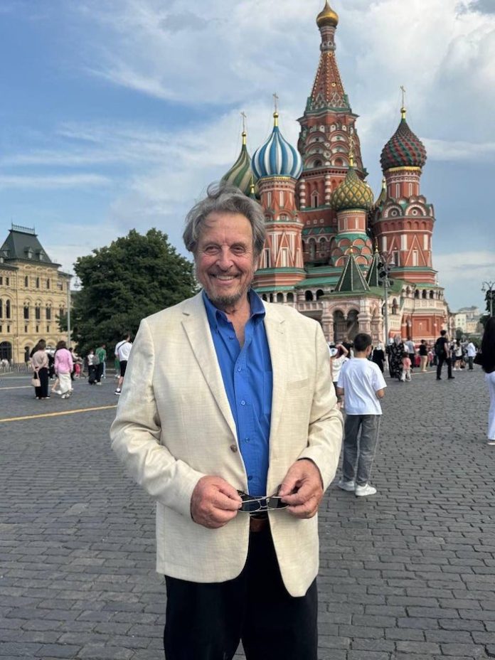 El padre de Musk admira a los chinos e indica que son “grandes competidores”