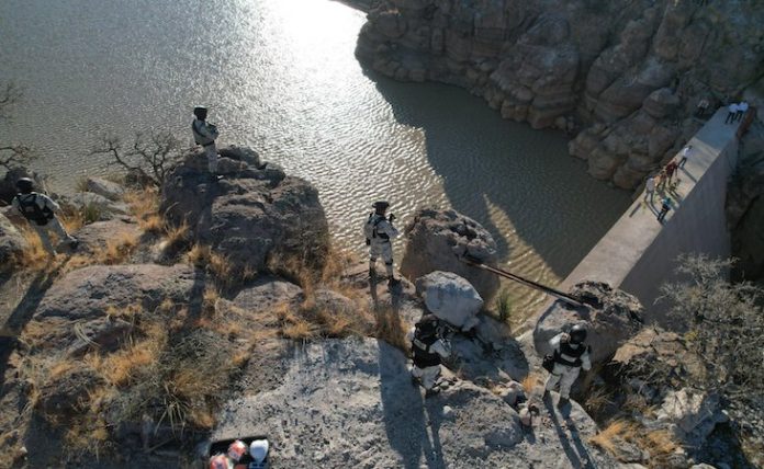 Video: Demuelen presas ilegales de César Duarte y devuelven el agua a los pobladores de Chihuahua