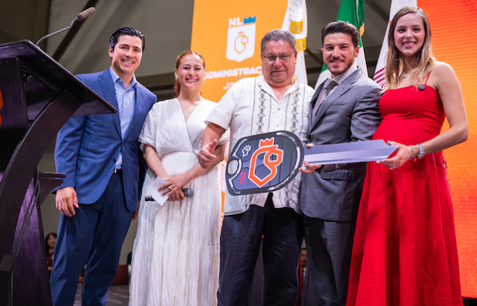 Samuel y Mariana celebran a padres servidores públicos de Nuevo León