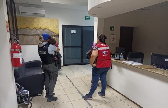 Policías de Monterrey rescatan a niña que deambulaba sola en la colonia Industrial