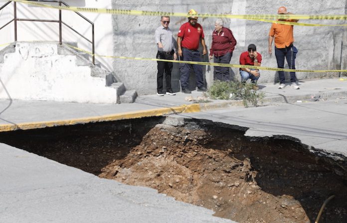 Aparece enorme socavón en Escobedo; autoridades investigan daños a tuberías y asfalto