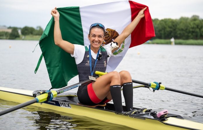 Mexicana Kenia Lechuga gana oro histórico en Copa del Mundo de Remo en Italia
