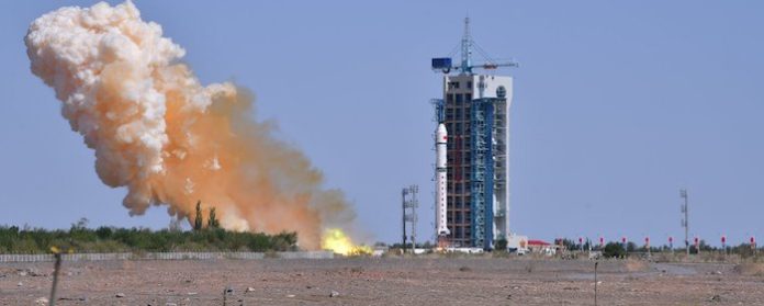China lanza un satélite para reforzar capacidades de monitoreo ambiental