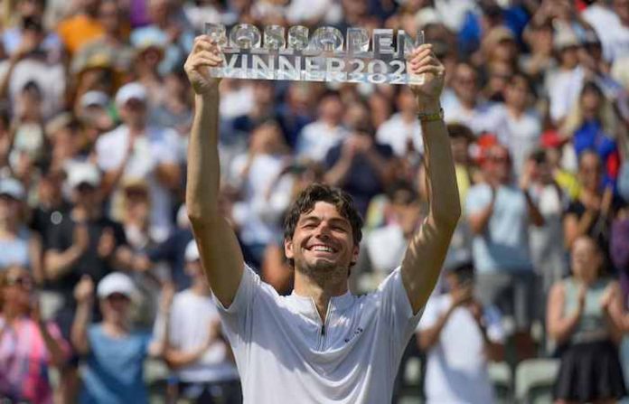 Un Fritz blindado al saque conquista Stuttgart