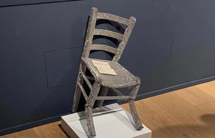 Video: Quería tomarse una foto y destruyó una valiosa pieza de museo