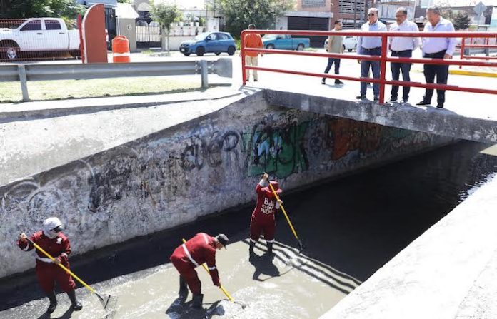 Escobedo refuerza limpieza de canales pluviales ante temporada de lluvias