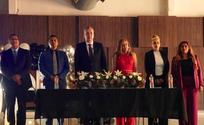 Waldo Fernández insta a graduados a ser mexicanos ejemplares