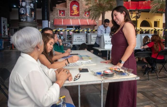Greta Barra ejerce su voto en histórica elección del Poder Judicial
