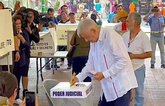 López Obrador emite su voto en los comicios judiciales de México