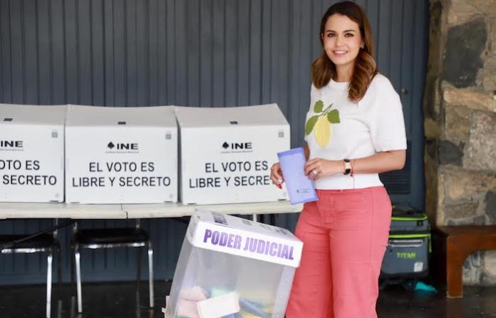 Lorena de la Garza ejerce su voto y llama a participación responsable en elección judicial