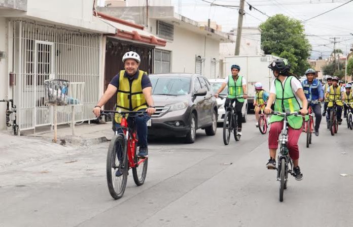 Fomenta San Nicolás movilidad segura con rodada escolar en Balcones de Santo Domingo