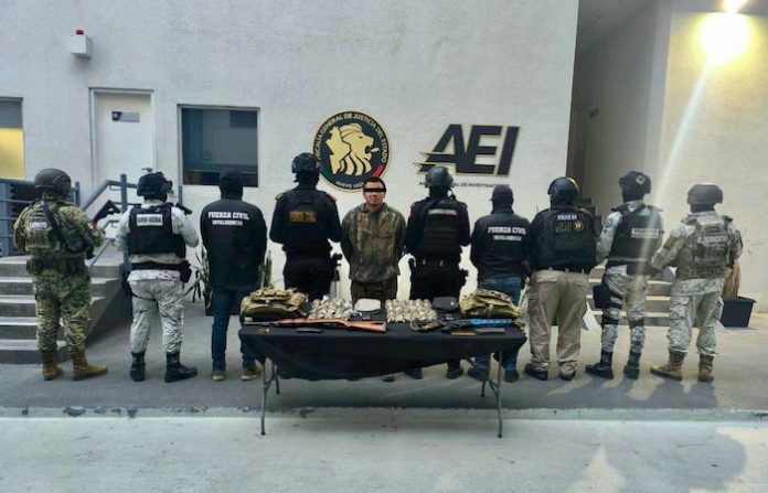 Cae presunto delincuente en Los Ramones; lo acompañaba un menor armado