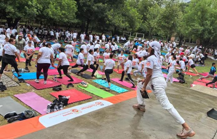 Guadalupe celebra el Día del Yoga con clase masiva al aire libre