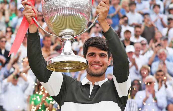 Alcaraz prolonga su momento dulce en Queen’s con su tercer título seguido